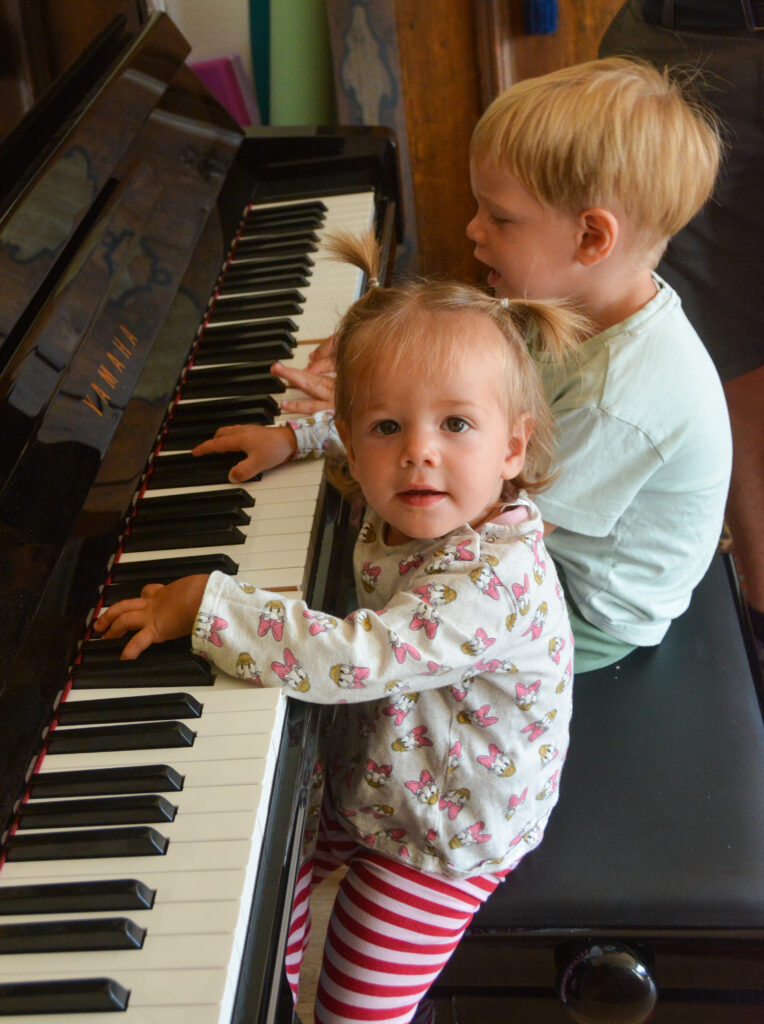 Kinder lernen ein Instrument